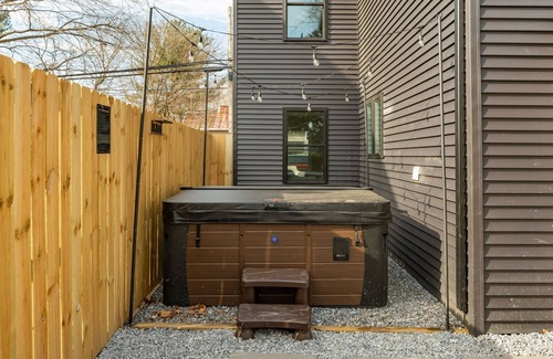 Leacock-Leola-Bareville House | Charming 3-bedroom house in lovely Leola with Hot Tub