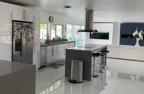 Palmetto Estates House | Charming 3-bedroom house in lovely Miami with AC, WiFi