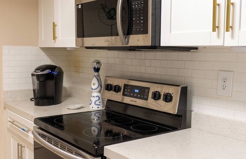 Ludlam House | Charming 3-bedroom house with WiFi, AC in quiet Miami neighborhood for families.