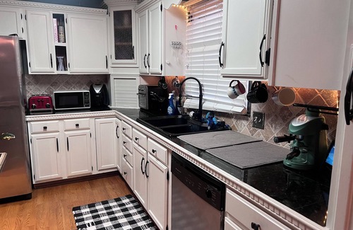 Newton House | Charming 3-bedroom house in Newton - Your Home Away From Home!