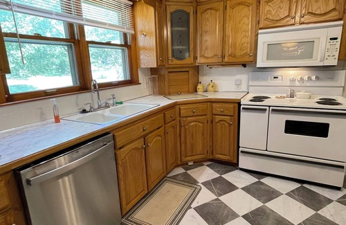 Odessa House | Charming 3 Bedroom House away from it all but Close to everything