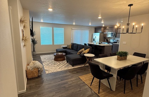 Tri-Cities House | Charming 3-bedroom house with AC, WiFi in peaceful Pasco.