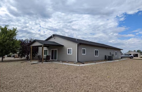 Pierre House | Charming 3-bedroom house with WiFi, AC minutes from Lake Oahe/3 stall garage