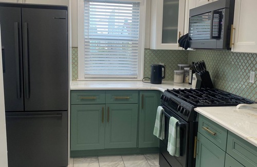 Queens House | Charming 3-bedroom house in Queens with WiFi and AC