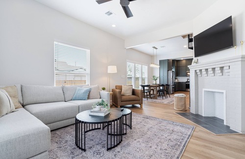 Rogers House | Charming 3-bedroom house 10-min walk from Downtown Rogers. Close to Beaver Lake!
