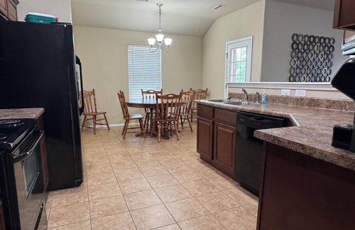Rogers House | Charming 3-bedroom house in Rogers with WiFi and AC, Close to attractions