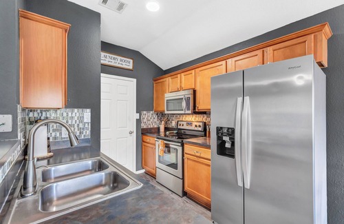 Taylor House | Charming 3-bedroom house with pool, massage chair, fitness room, WiFi in Taylor