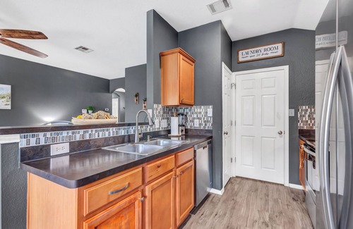Taylor House | Charming 3-bedroom house with pool, massage chair, fitness room, WiFi in Taylor