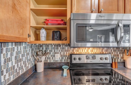 Taylor House | Charming 3-bedroom house with pool, massage chair, fitness room, WiFi in Taylor