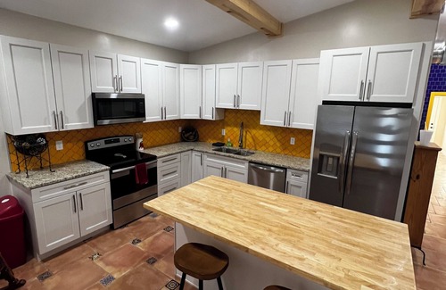 Menlo Park House | Charming 3-bedroom house in delightful Tucson with WiFi, AC