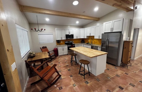 Menlo Park House | Charming 3-bedroom house in delightful Tucson with WiFi, AC
