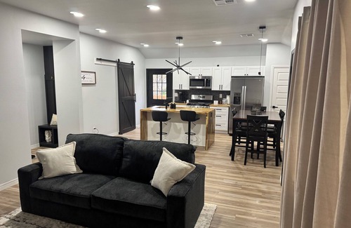 Tulsa House | Charming 3-bedroom house with WiFi, AC in vibrant Tulsa