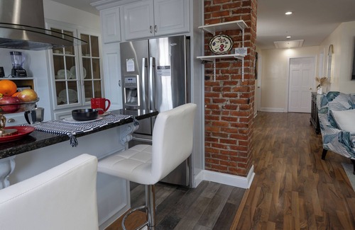 Utica House | Charming 3-bedroom house with AC and WiFi in Utica