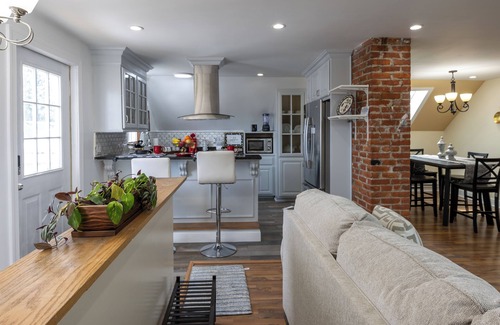 Utica House | Charming 3-bedroom house with AC and WiFi in Utica
