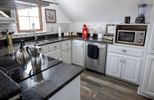 Utica House | Charming 3-bedroom house with AC and WiFi in Utica