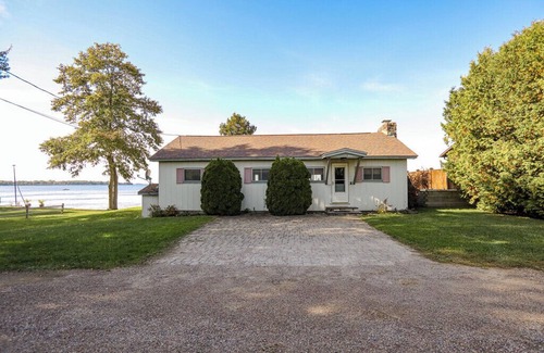 Malletts Bay House | Charming 3-bedroom lakefront house with large yard and sandy beach