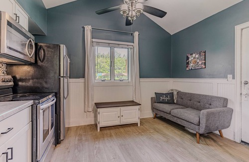Fostoria Cottage | Charming 3-bedroom lakeside cottage