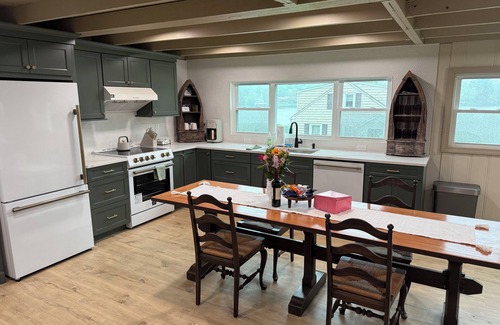 Columbia House | Charming 3-bedroom Lakehouse in Columbia with water views and dock