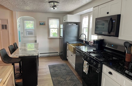 Conneaut House | Charming 3-bedroom lake house with the best location in Conneaut