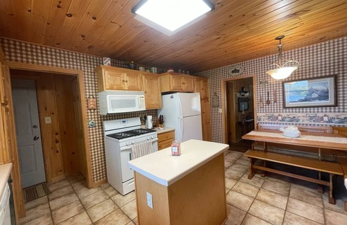 Siren House | Charming 3+ bedroom lake home on clean Dunham Lake, includes WiFi & laundry.