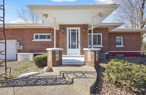 Kendall House | Charming 3-bedroom Lake House on Baseline Lake with WiFi AC in marvelous Allegan