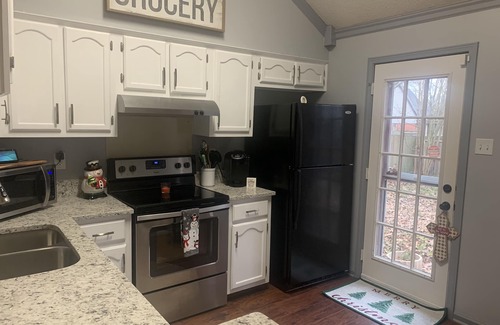 Lakeland House | Charming 3 bedroom Memphis Suburbs