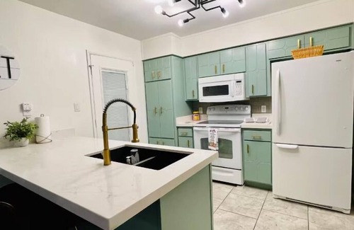 Yuma House | Charming 3 Bedroom Mid-Century Modern Home with Gym & Game Room