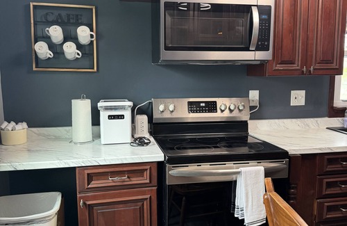 Clinton House | Charming 3-bedroom pet friendly house with fenced in yard in Clinton, IA.