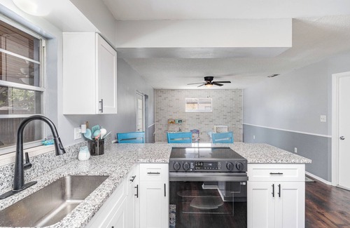 Interchange Square House | Charming 3-bedroom Pool House with WiFi and AC in Palm Bay