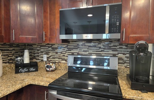 Citrus Park House | Charming 3-bedroom pool house with AC, WiFi in pleasant Tampa