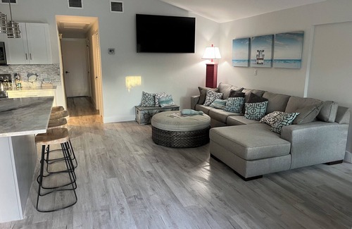 Lake Park House | Charming 3-bedroom pool house in Lake Park Naples with AC and WiFi