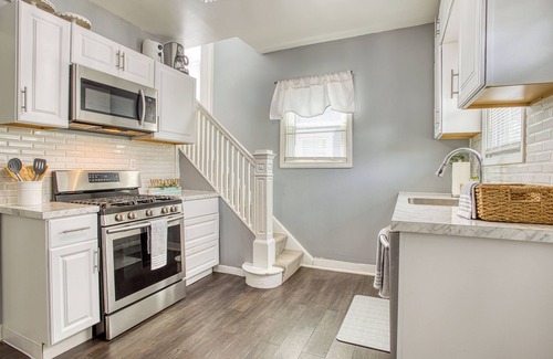 Southside House | Charming 3-Bedroom Retreat, Off Street Parking, and WiFI