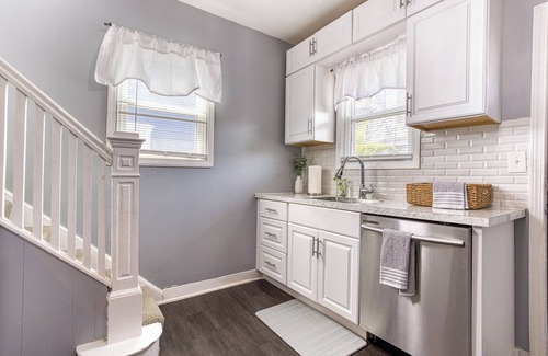 Southside House | Charming 3-Bedroom Retreat, Off Street Parking, and WiFI