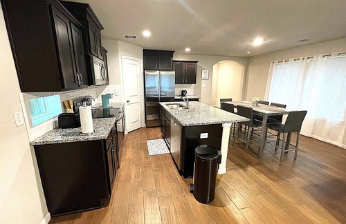 Southeast Houston House | Charming 3-bedroom single family house, family friendly in brilliant Hobby area.