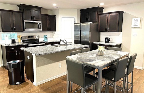 Southeast Houston House | Charming 3-bedroom single family house, family friendly in brilliant Hobby area.