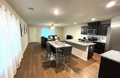 Southeast Houston House | Charming 3-bedroom single family house, family friendly in brilliant Hobby area.