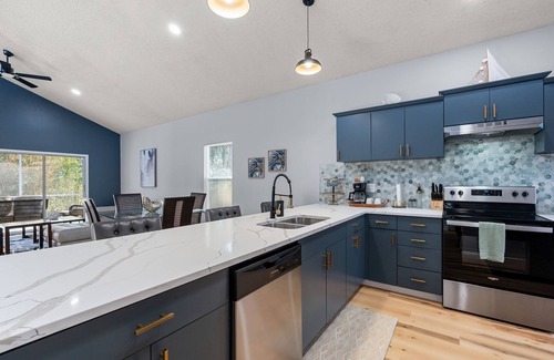 Vamo House | Charming 3-bedroom South Sarasota Home Fully Remodeled! Close to Everything!