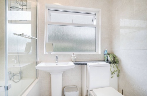 Stevenage House | Charming 3-Bedroom Townhouse with Coastal Elegance