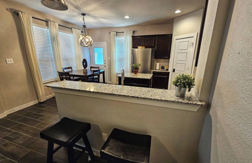 Midlothian House | Charming 3-bedroom townhome with fast WiFi in fabulous Midlothian TX