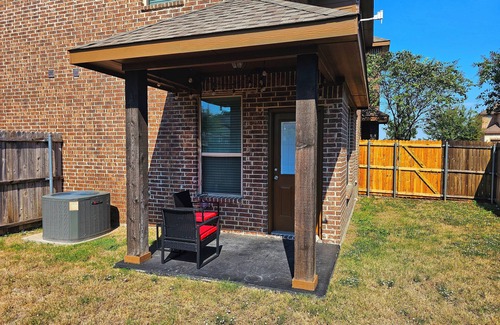 Midlothian House | Charming 3-bedroom townhome with fast WiFi in fabulous Midlothian TX