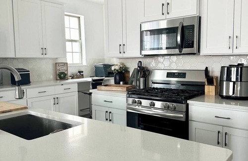 Crowley House | Charming 3 bedroom TH w/WiFi, AC in lovely Crowley, near Fort Worth.
