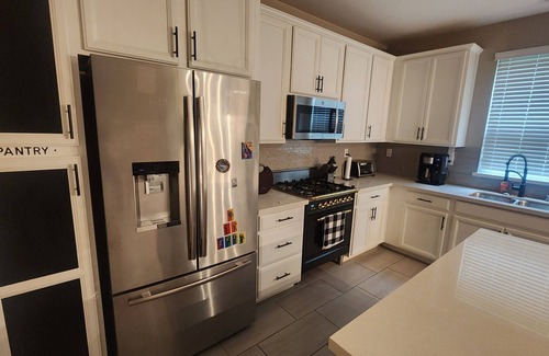 Roseville House | Charming 3-bedroom townhome with AC, WiFi in tranquil Roseville