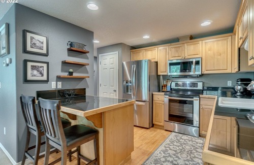 Rye House | Charming 3-bedroom townhome with WiFi, Fireplace and AC in beautiful Vancouver.