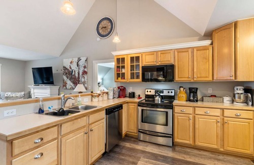 Flushing Township House | Charming 3-bedroom townhome 5024 Meadowbrook