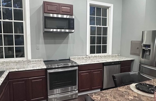 Glenwood House | Charming 3-bedroom townhome with WiFi, AC in Glenwood