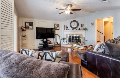 Bedford House | Charming 3-bedroom Townhome with Indoor Fireplace