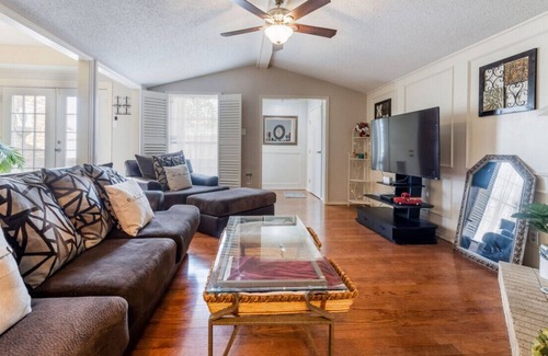 Bedford House | Charming 3-bedroom Townhome with Indoor Fireplace