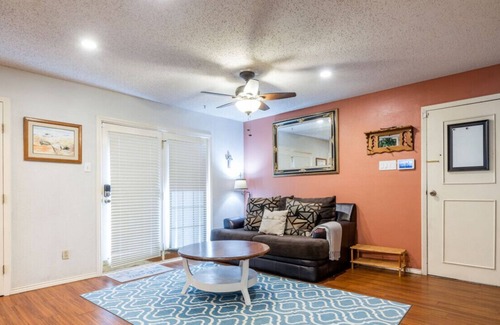 Bedford House | Charming 3-bedroom Townhome with Indoor Fireplace