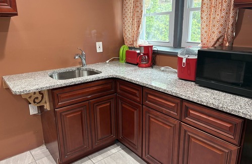 Chester House | Charming 3-bedroom townhome with WiFi, AC in soothing Chester