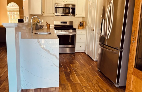 Laurel House | Charming 3-bedroom townhome with WiFi Parking and AC in Laurel